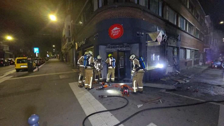 Charleroi : un feu de cartons embrase un Pizza Hut en pleine nuit, plusieurs habitants évacués