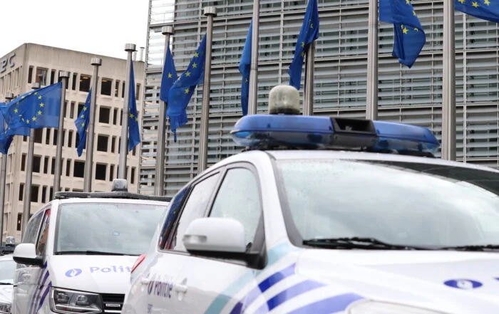 (Vidéo) Un combi de police filmé en manœuvres risquées près de l’OTAN à Bruxelles, le cadre légal passé au crible
