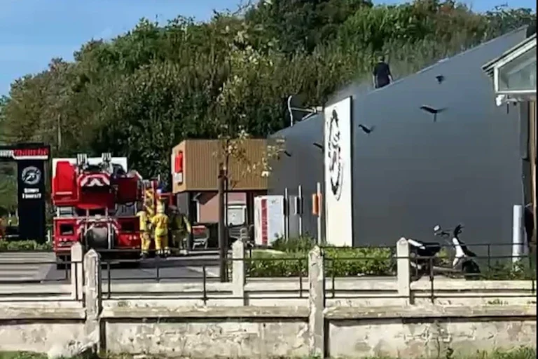 Orcq : un incendie sur le toit de l’Intermarché, évacuation des clients