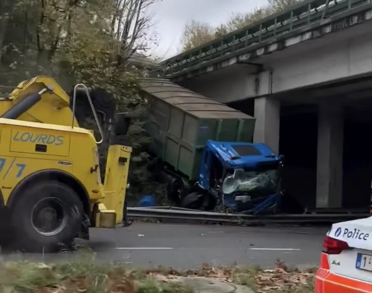 Spectaculaire accident sur l’E42 à Stambruges : un camion quitte l’autoroute et finit sa course en contrebas