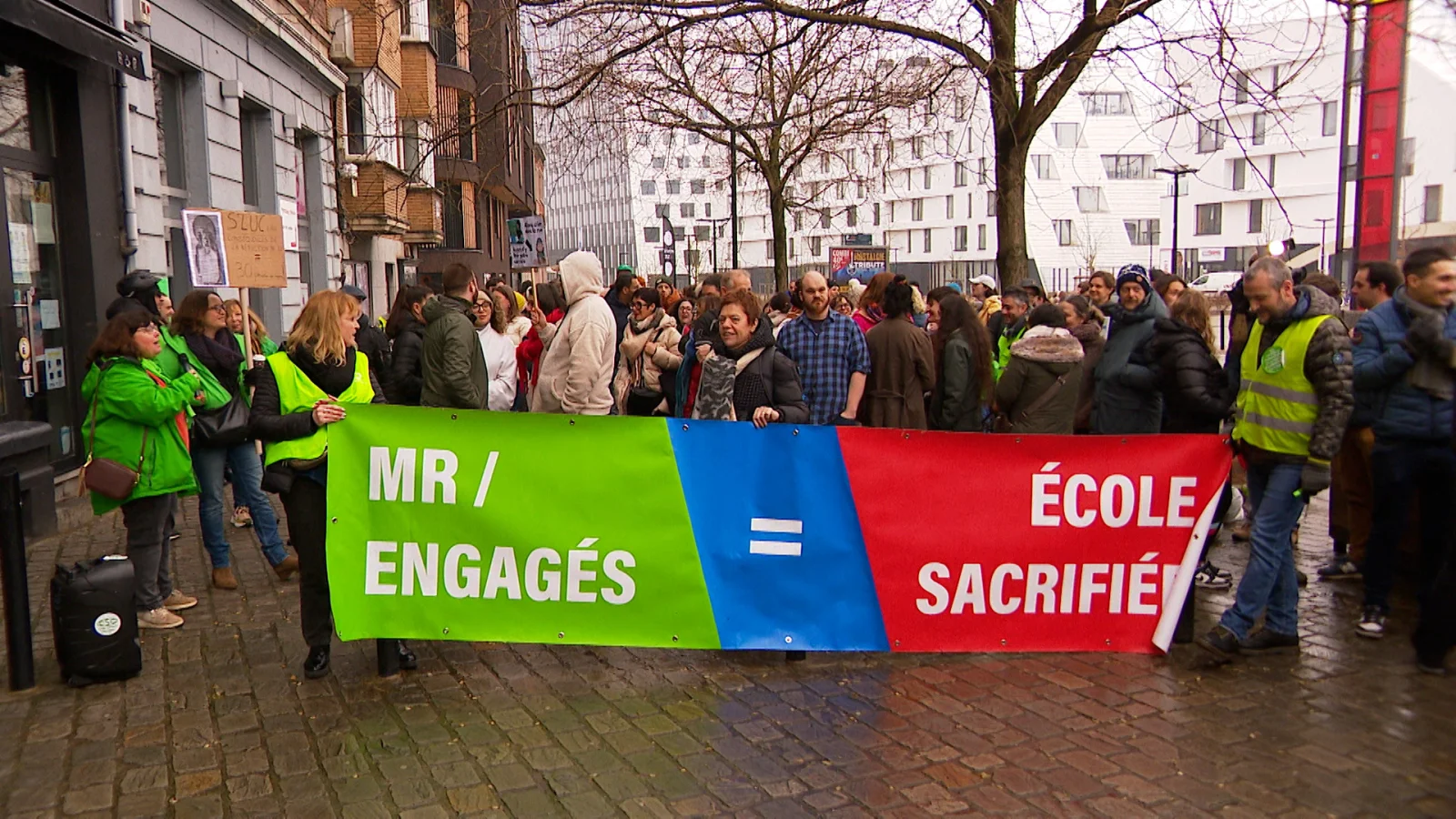 Grève massive dans l’enseignement : 120 000 professeurs mobilisés contre les mesures d’austérité