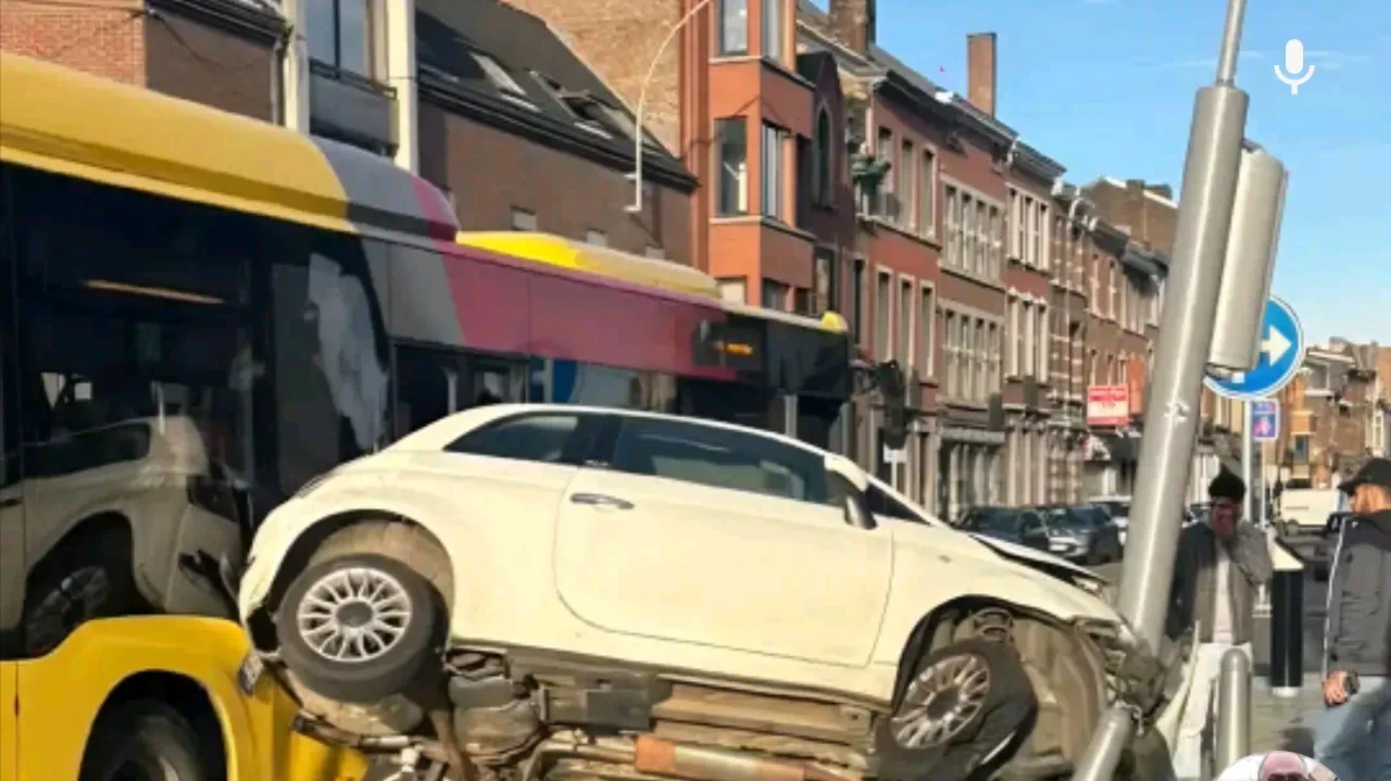 Spectaculaire collision place Général Leman à Liège entre un bus TEC et une Fiat 500