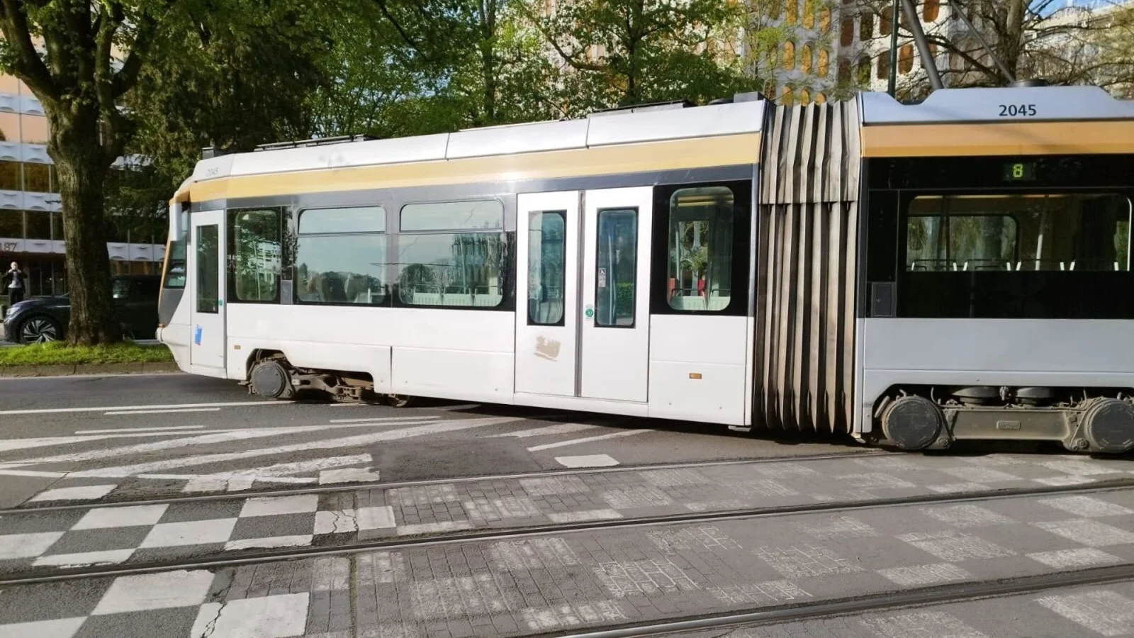 Etterbeek : un tram percute une voiture de police près du campus de la VUB