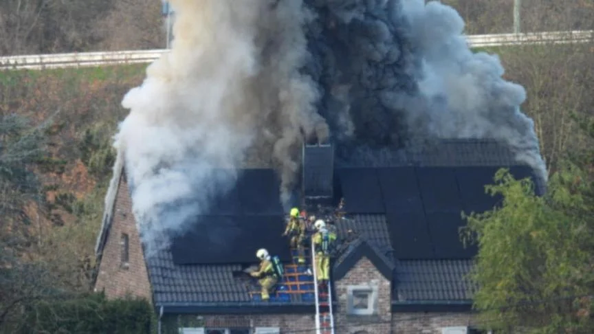 Une spectaculaire colonne de fumée à Aywaille : un violent incendie embrase une maison près de l’E25