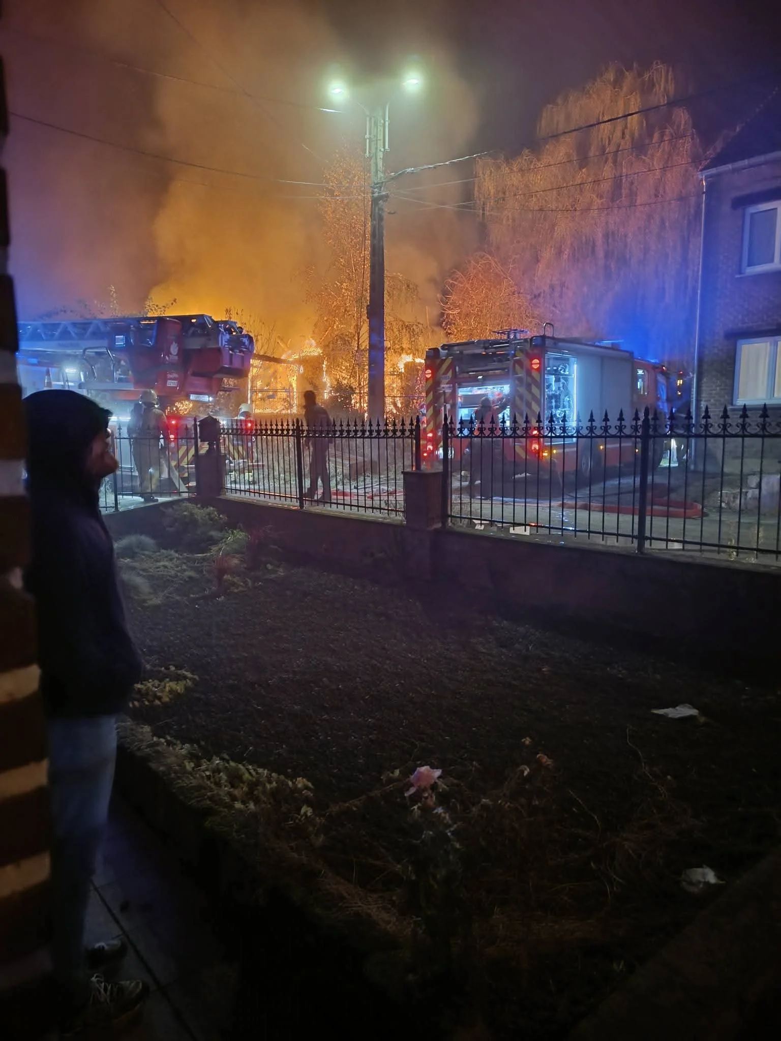 Maison abandonnée en feu à Gilly : un sans-abri signalé, mais plus de peur que de mal
