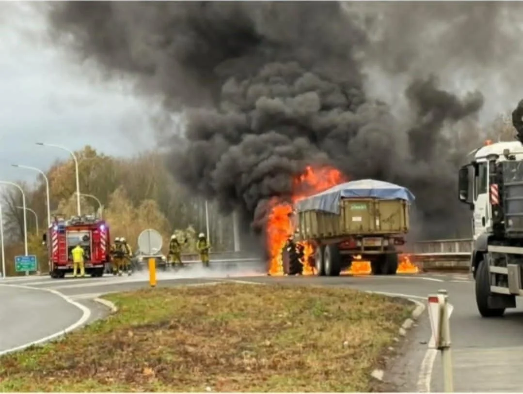 Incendie spectaculaire d’un tracteur sur la N7 à Hertain : importante fumée noire et trafic perturbé