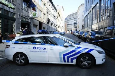 Des policiers conduisent des élèves à l’école après la saisie de bus non assurés à Bruxelles