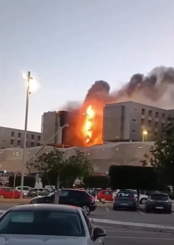 (VIDEO) Incendie spectaculaire en Espagne à l’hôpital Santa Lucía : 113 patients évacués et de lourds dégâts