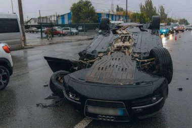 Accident spectaculaire à Theux : une voiture se retrouve sur le toit