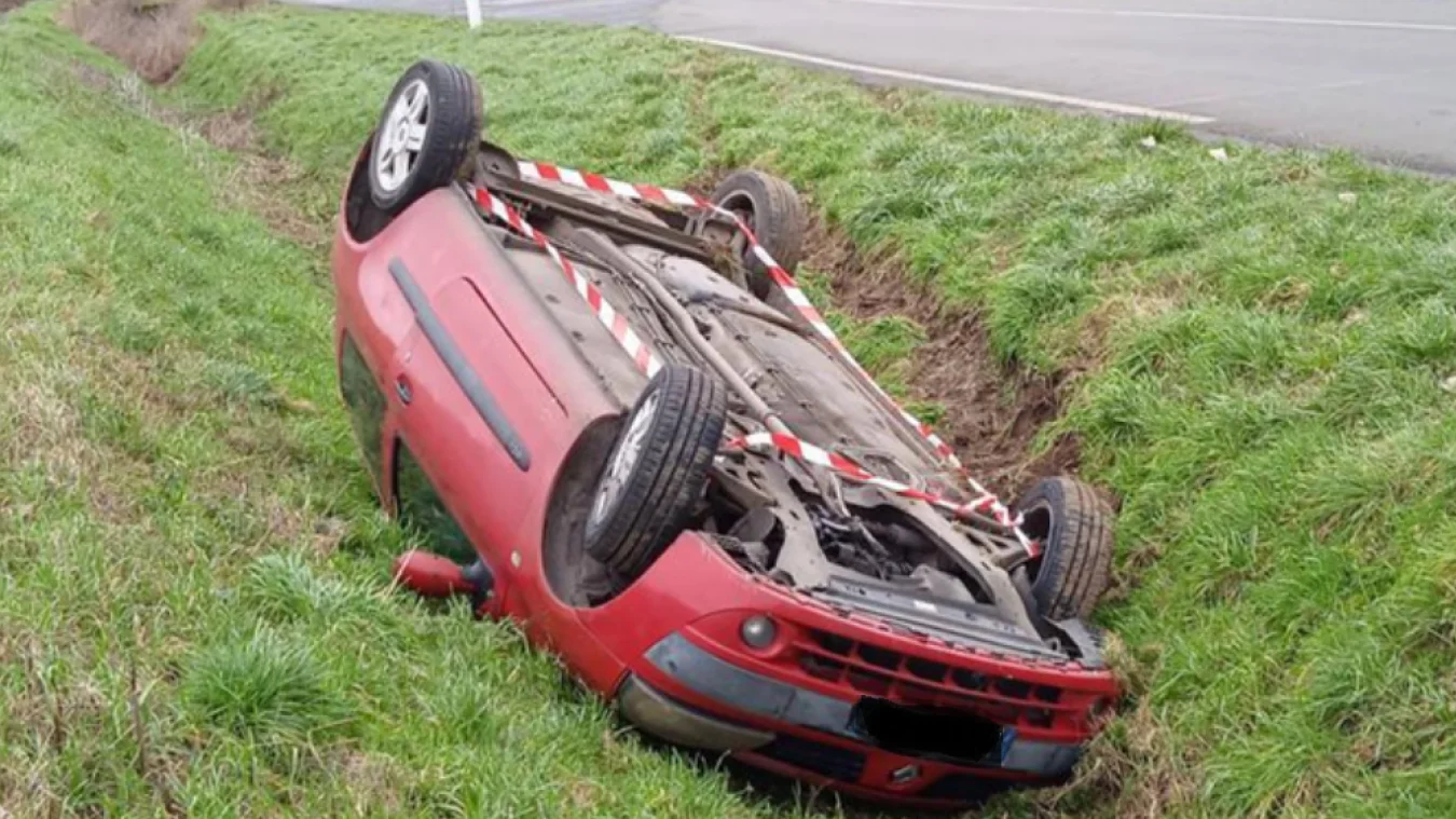 Accident sur l’E411 à Courrière : un véhicule dans le fossé, circulation perturbée