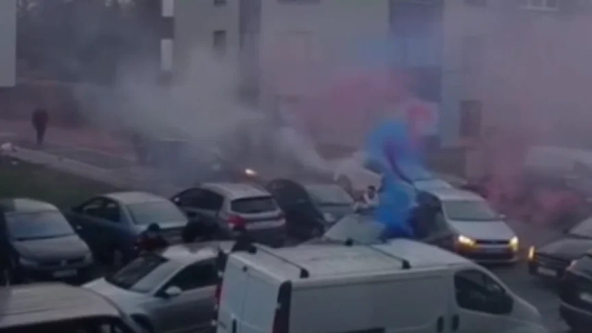 Chaos à Saint-Nicolas : des dizaines de véhicules paralysent un quartier, feux d’artifice à l’appui