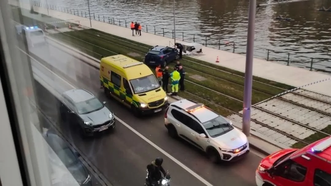 Accident à Liège : un automobiliste percute une cabine électrique, trams à l’arrêt sur le quai Saint-Léonard
