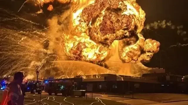 Un nuage de feu de plus de 100 m : une explosion ravage une usine de traitement des déchets à Sydney