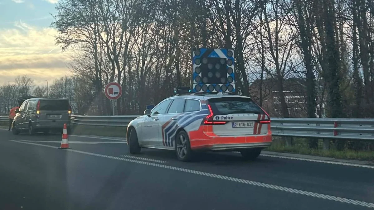 Accident sur l’A503 à Marcinelle : deux véhicules projetés contre le rail, circulation fortement perturbée