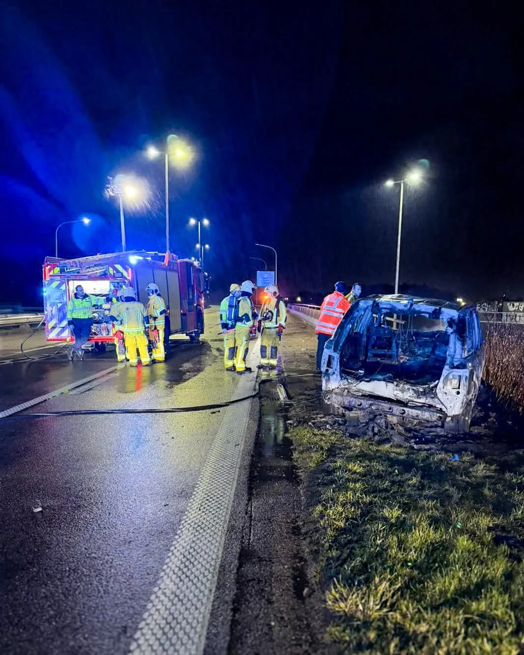 Accident spectaculaire sur l’échangeur de Vottem : un véhicule en feu, une victime secourue à temps