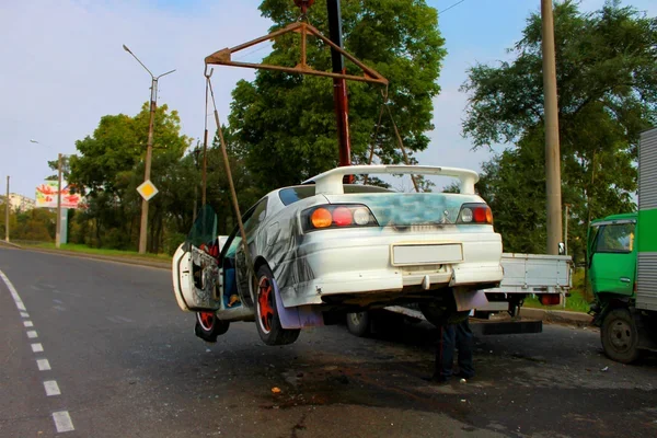 Sambreville : une voiture finit sur les voies ferrées après une sortie de route nocturne