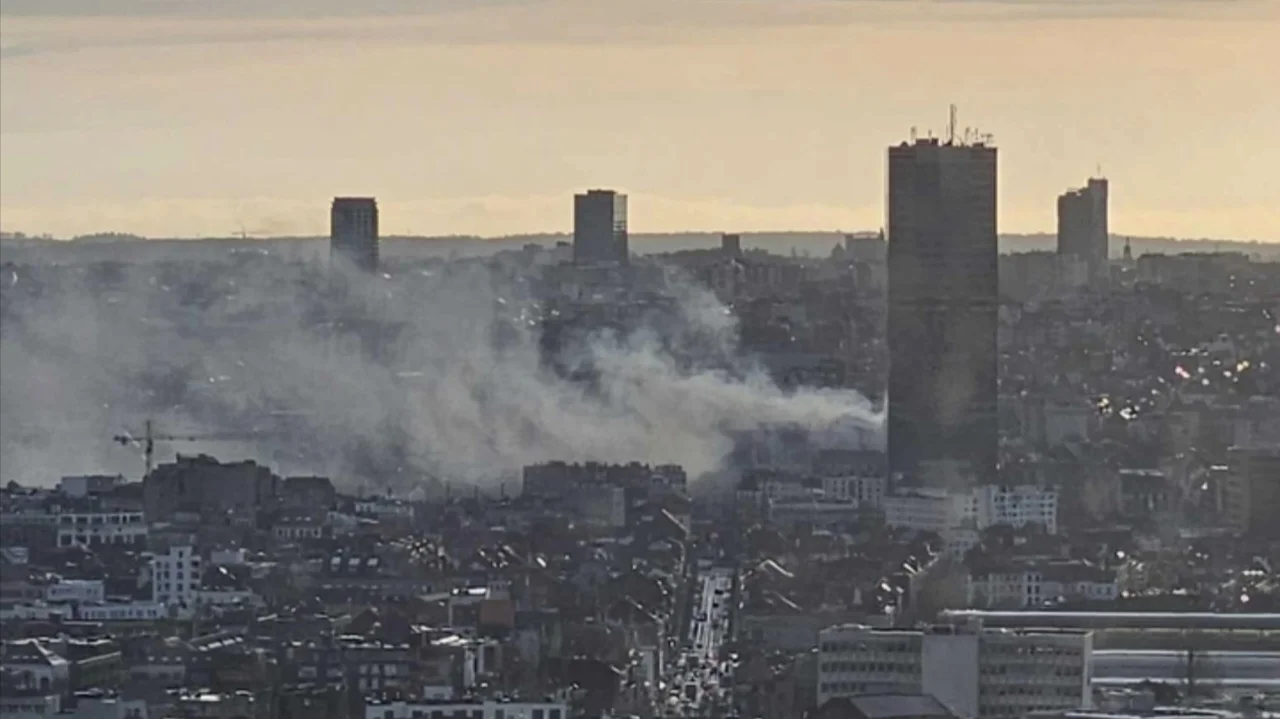 Saint-Gilles : important incendie de toiture rue de Russie, deux logements inhabités mais aucune victime