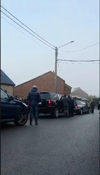 Funérailles retardées à Leval-Trahegnies : un corbillard bloqué à cause d’une clé enfermée à l’intérieur