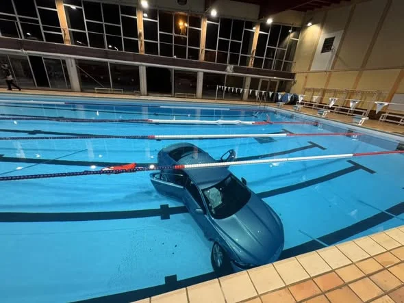 FRANCE : Accident spectaculaire à la piscine Paul-Éluard : une voiture termine sa course dans le bassin