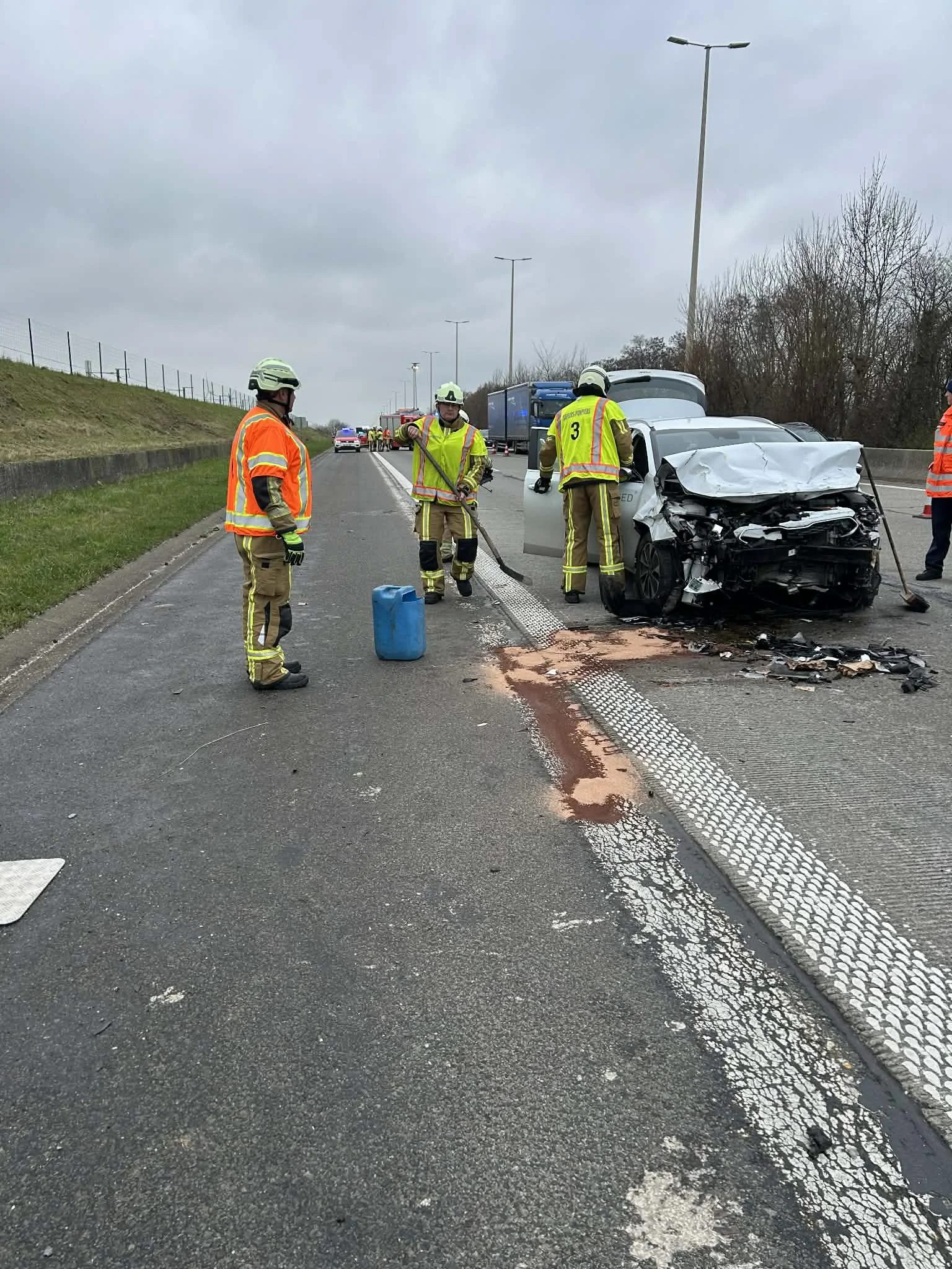 Accident sur l’E40 à Waremme : une voiture percute un camion tampon de chantier routier