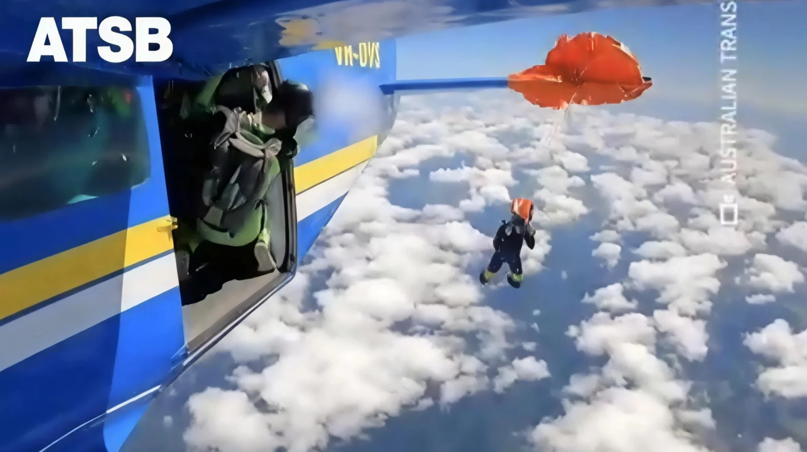( VIDÉO ) Australie : un parachutiste reste suspendu à l’aile d’un avion à 4.500 mètres d’altitude