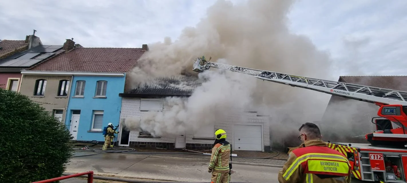 (PHOTOS) Important incendie à Halle : un feu se propage par la toiture d’une maison de ville