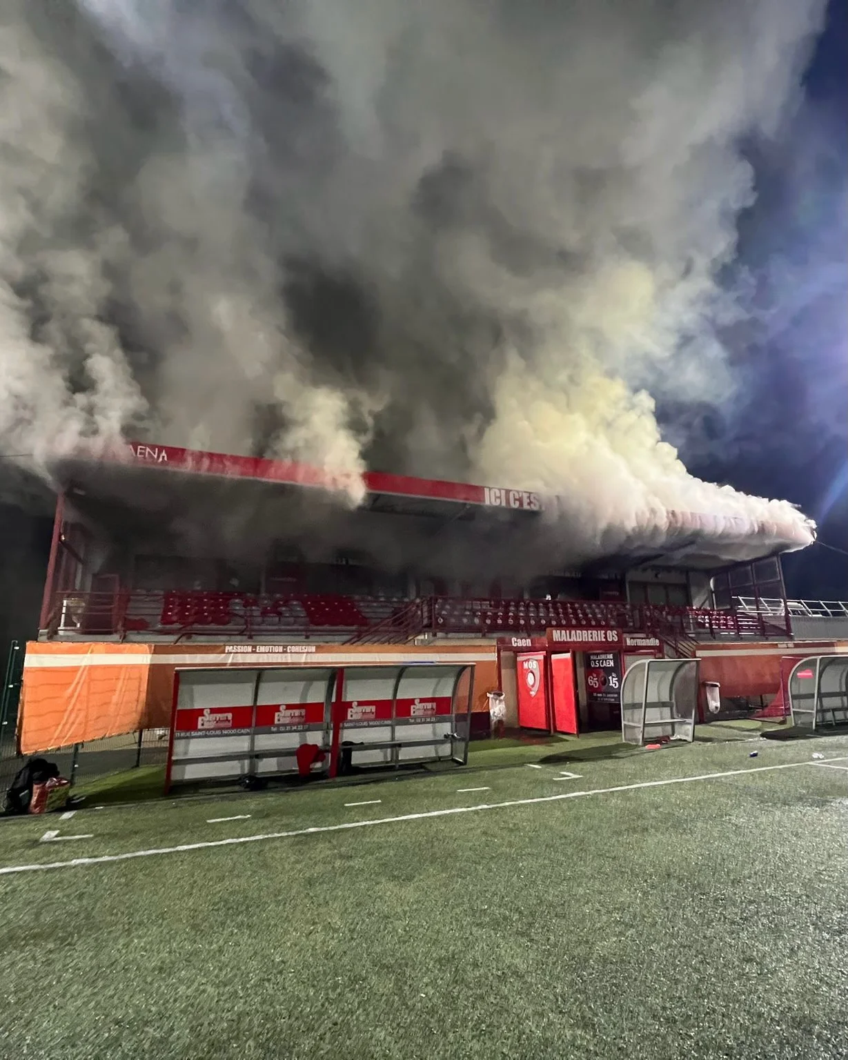 (PHOTOS) France : Important incendie au stade Joseph-Déterville : la tribune de la MOS lourdement endommagée