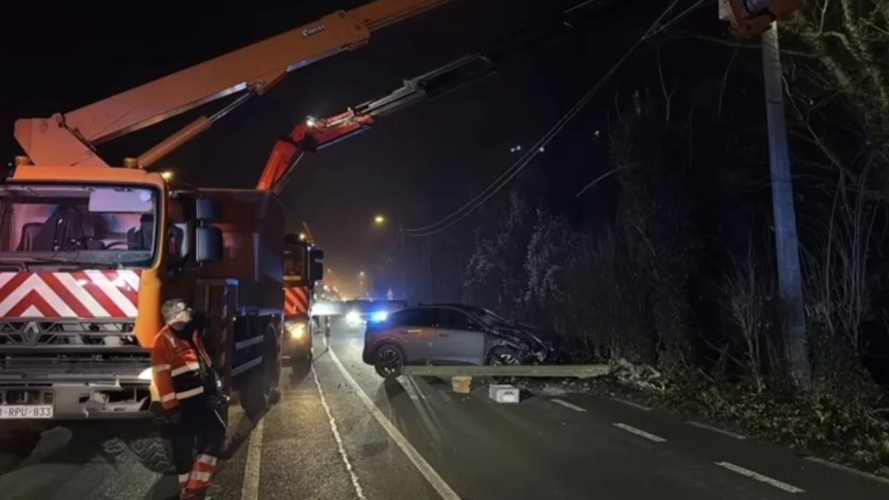 Violente sortie de route à Andenne sur la N90 : une voiture percute un poteau électrique