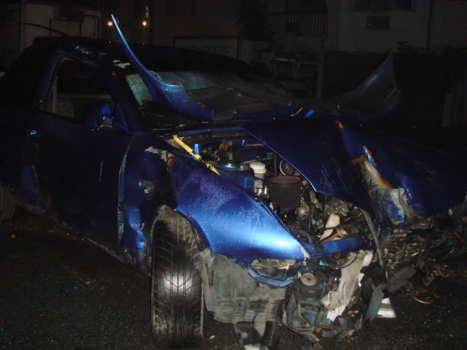 Jalhay : spectaculaire accident rue Séchenal, trois voitures détruites et une maison percutée, le conducteur prend la fuite