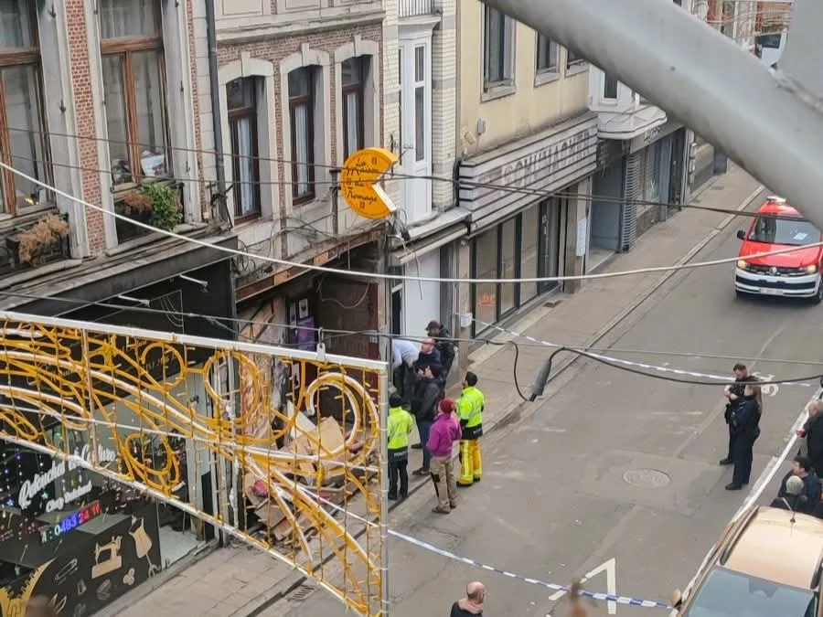 Liège : Un camion percute la façade de “La Maison du Fromage”, la rue Puits-en-Sock temporairement fermée
