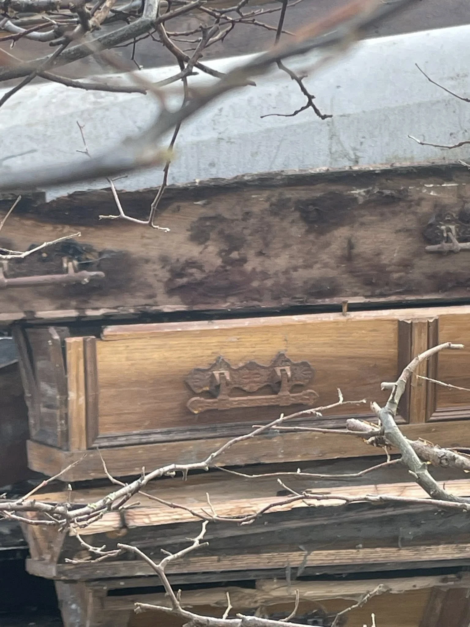 (PHOTOS) Monceau-sur-Sambre : des cercueils évacués après une découverte qui a choqué à la veille de Noël