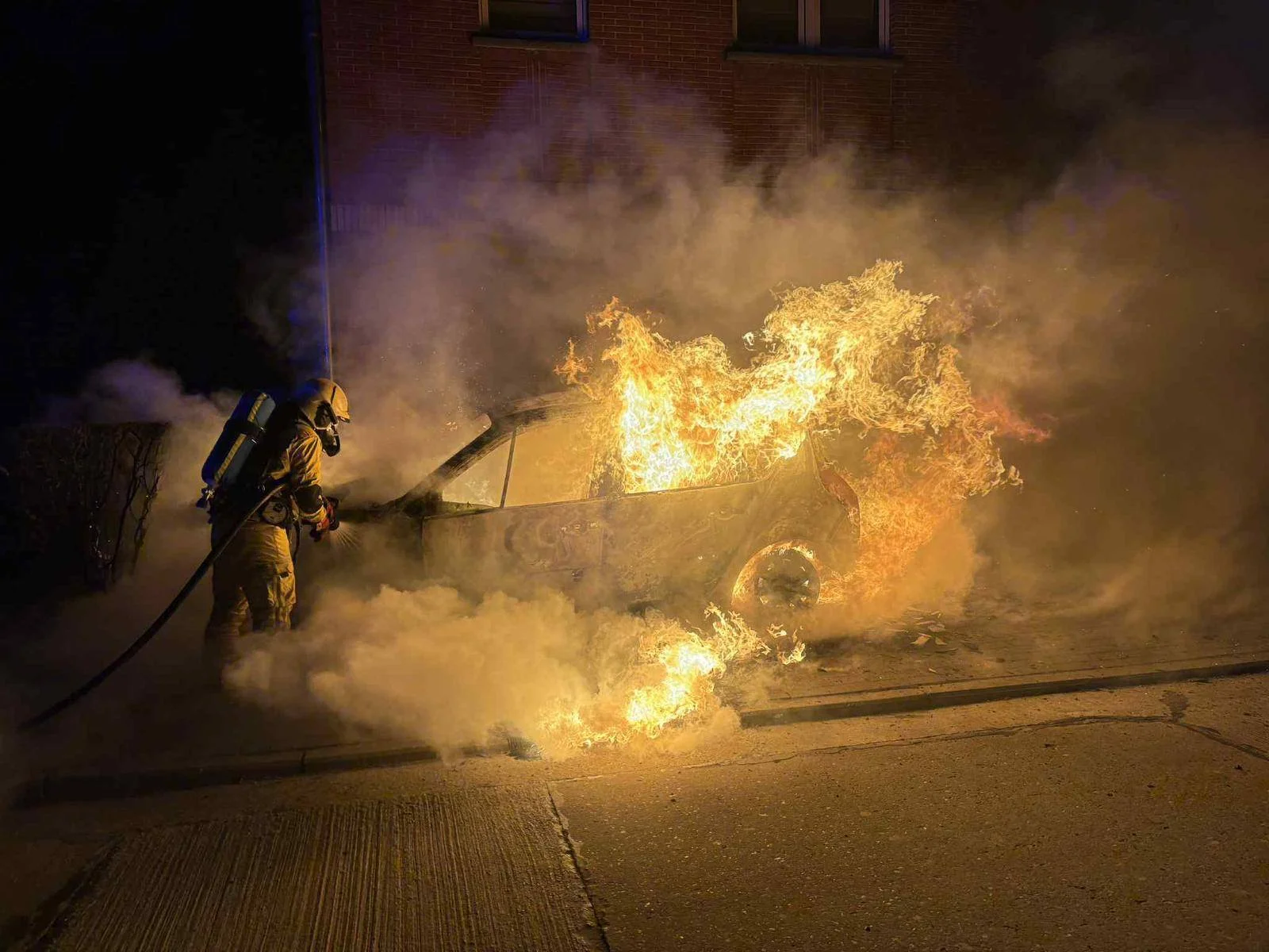 (PHOTOS) Nuit de Noël chargée pour les pompiers : un important feu de véhicule maîtrisé à Paifve
