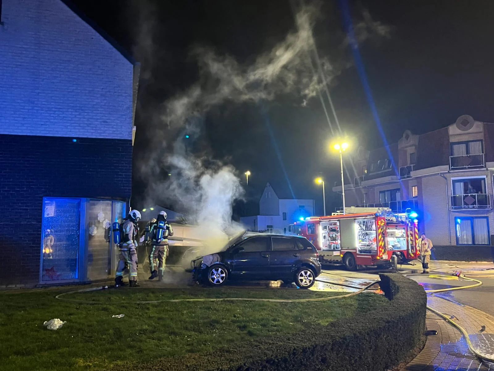 (PHOTOS) Grand-bigard : un incendie de voiture maîtrisé avant qu’il ne se propage à une habitation