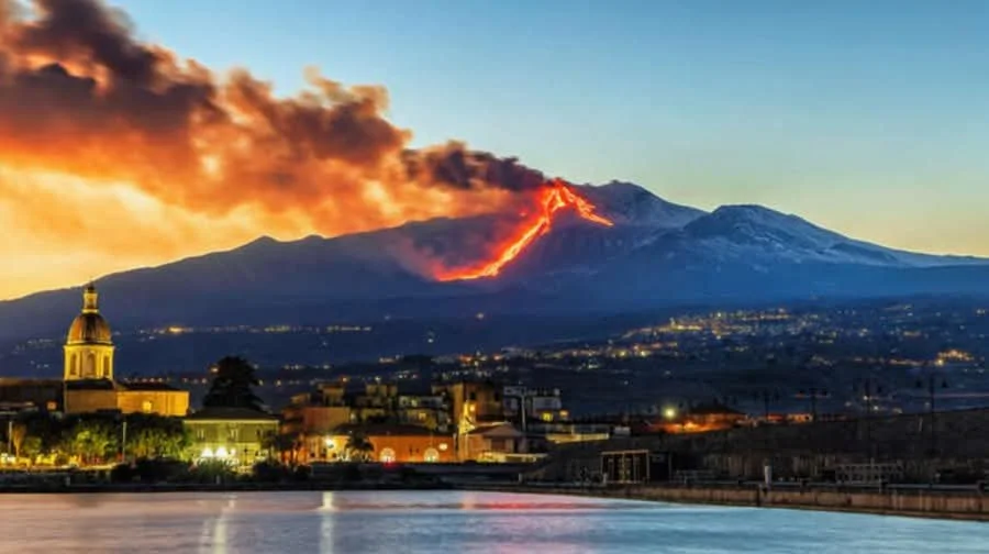 (PHOTOS+VIDEO) Italie : Etna : une journée de forte activité éruptive marquée par d’impressionnantes fontaines de lave