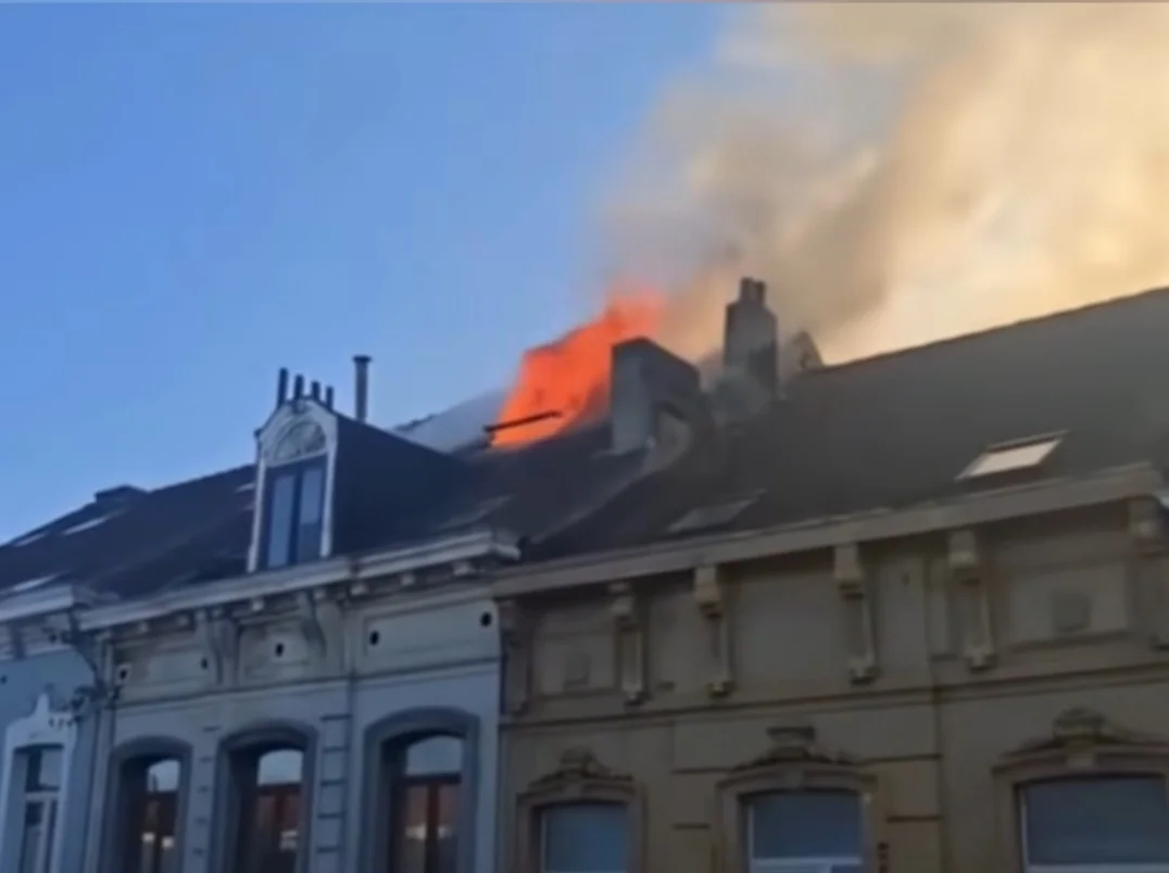 (VIDEOS) Incendie de toiture à Schaerbeek : la propagation évitée de justesse dans une rue densément bâtie