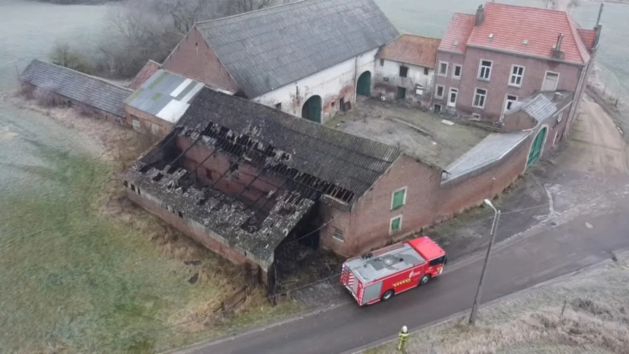 (PHOTOS) Incendie à Waremme : un hangar agricole partiellement ravagé, le reste de la ferme sauvé