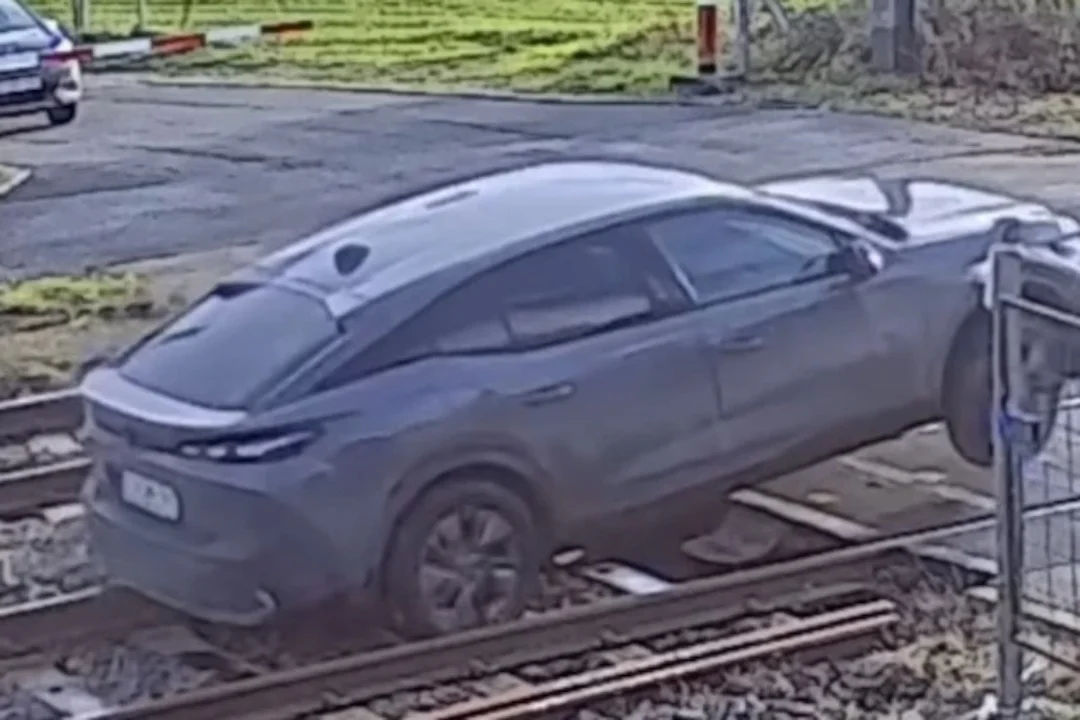 (VIDÉO) Il roule sur les rails devant un train en approche : la manœuvre folle filmée à Mouscron