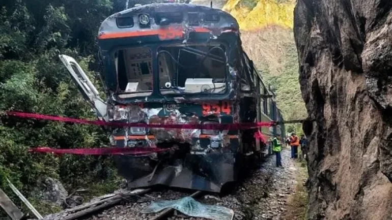 (PHOTOS+VIDEO) Pérou : collision frontale entre deux trains touristiques en route vers le Machu Picchu, un mort et des dizaines de blessés