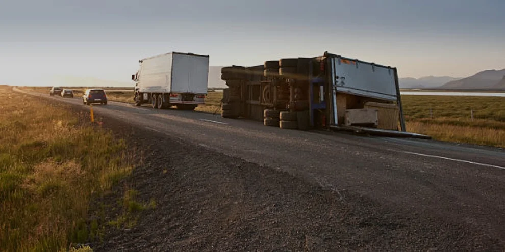 Camion couché à l’échangeur E40–E313 à Vottem : circulation fortement perturbée et situation à risque