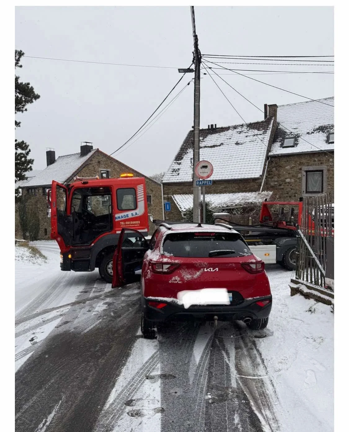 Verglas et neige : un accident sur la Rue du Vierly à Wépion fait frémir la prudence routière