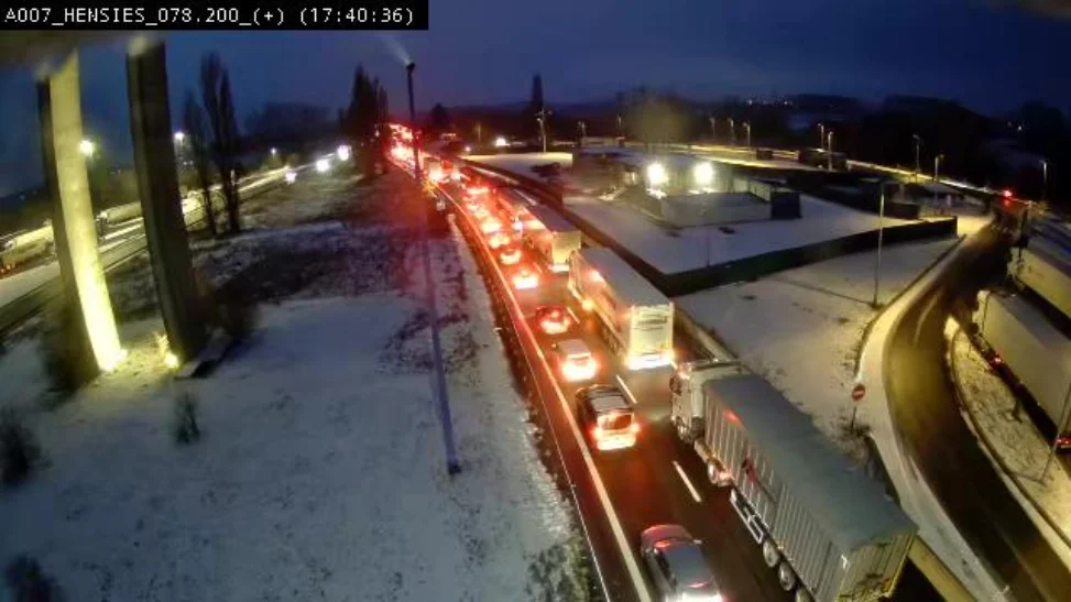 Ralentissements importants sur l’E19 à Hensies : bouchons en direction de la France