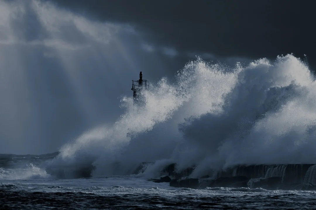 Tempête Goretti : vents violents et risque majeur de submersion en France, vigilance maximale dans la Manche
