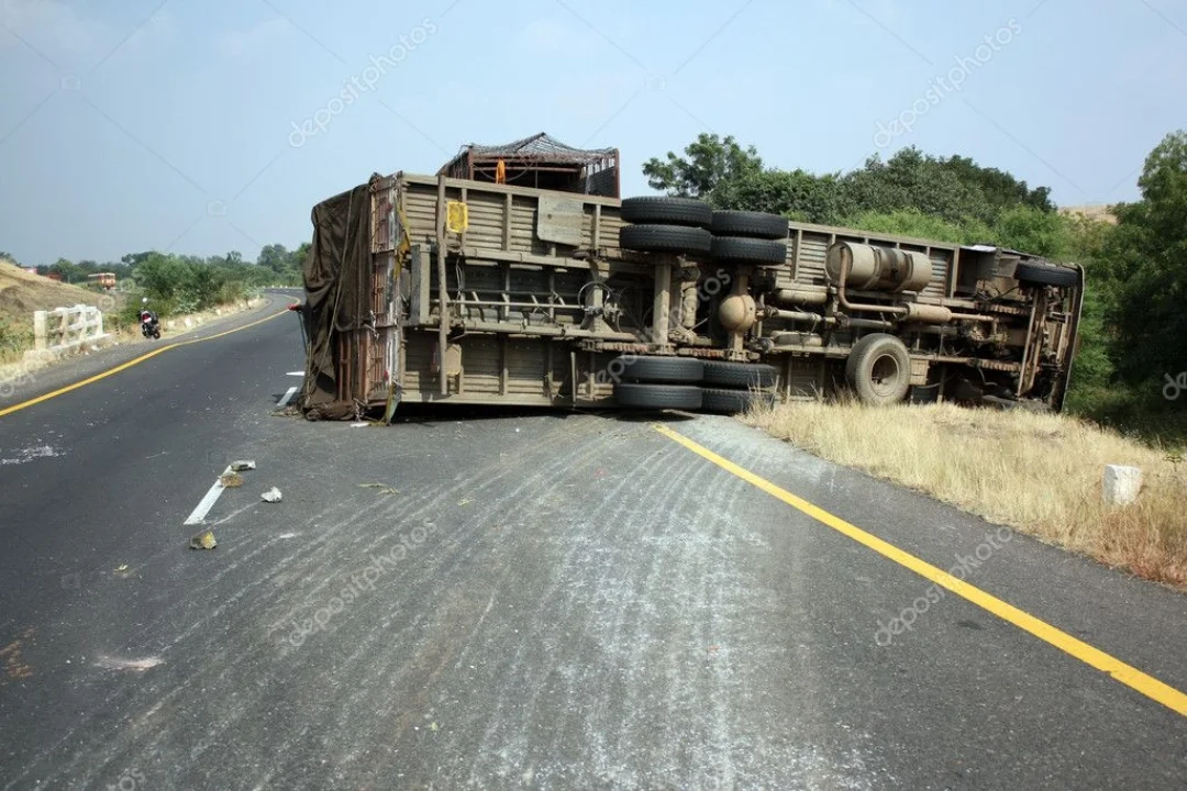 Camion renversé sur la N40 à Transinne : la chaussée totalement fermée