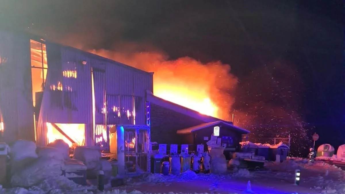 (Photos) Important incendie de bâtiment à Nassogne : une intervention de grande ampleur des secours