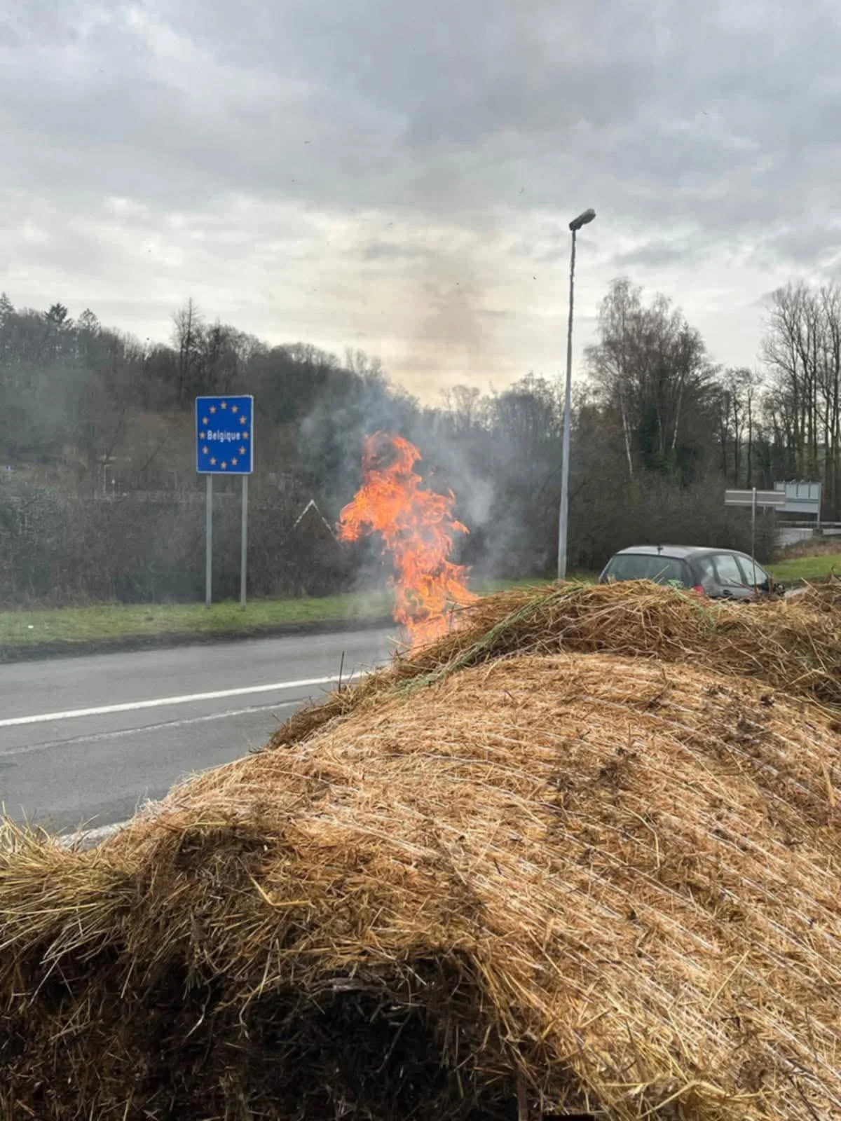 (PHOTOS) Mobilisation agricole : le poste frontière de Macquenoise à son tour sous pression
