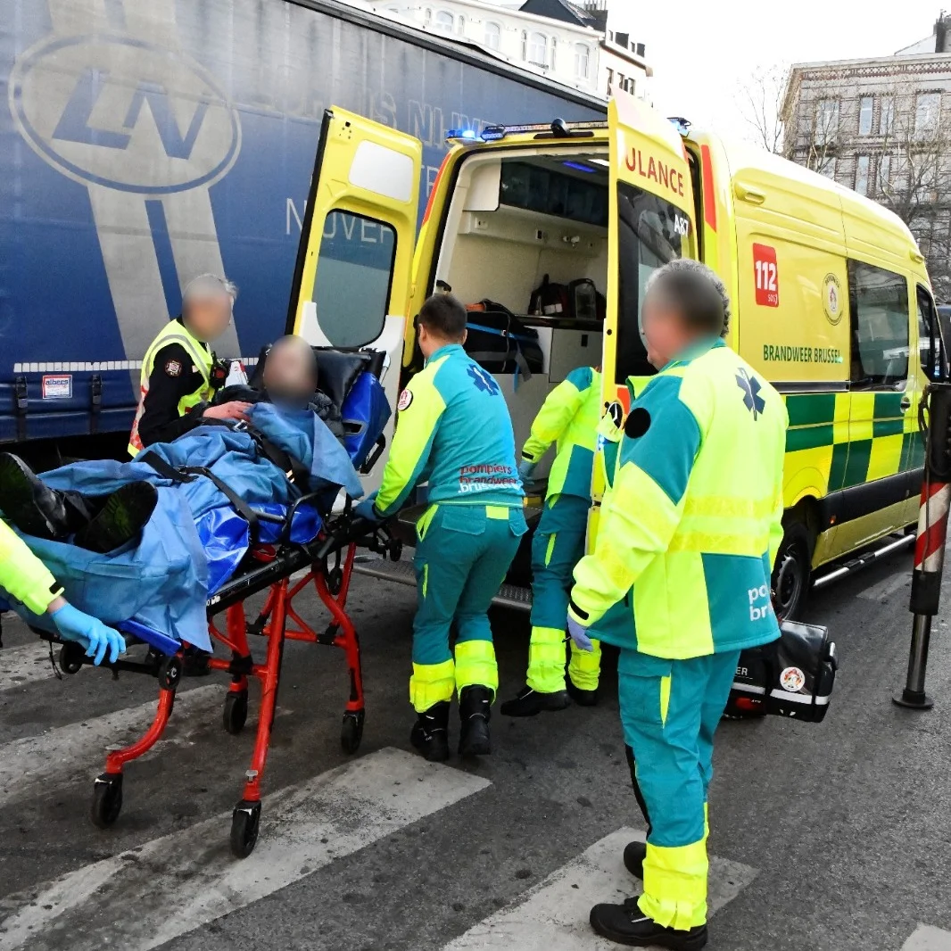 (PHOTOS) Sauvetage d’une personne dans le canal à Molenbeek-Saint-Jean ce matin