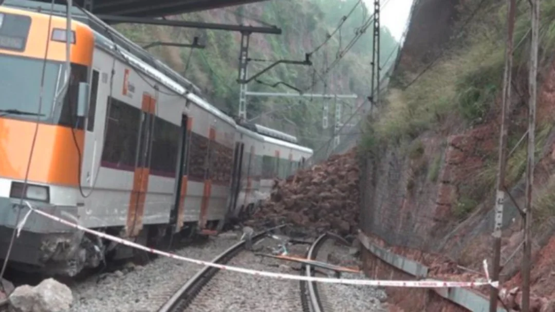 Nouvel accident ferroviaire en Espagne : un train de banlieue heurte un mur effondré, au moins 15 blessés