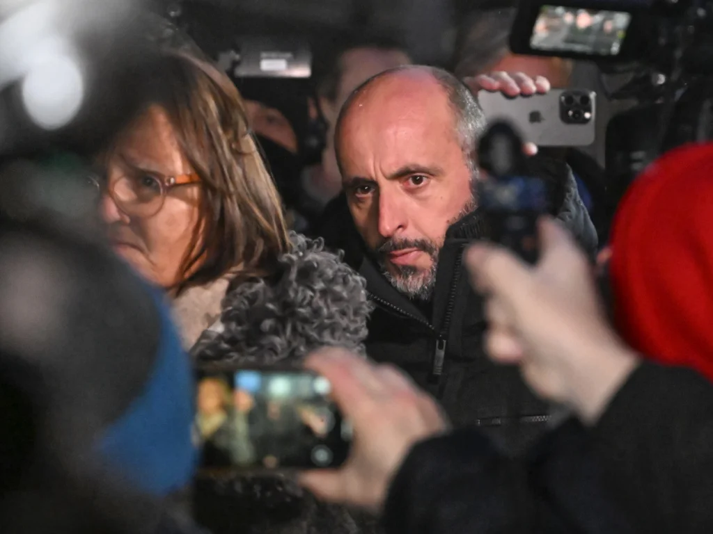 Incendie de Crans-Montana : La libération du patron du bar choque les familles et relance la colère