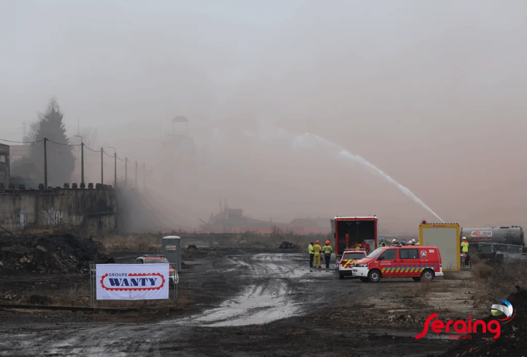 (PHOTOS) Ougrée : les cheminées du Haut Fourneau B dynamitées