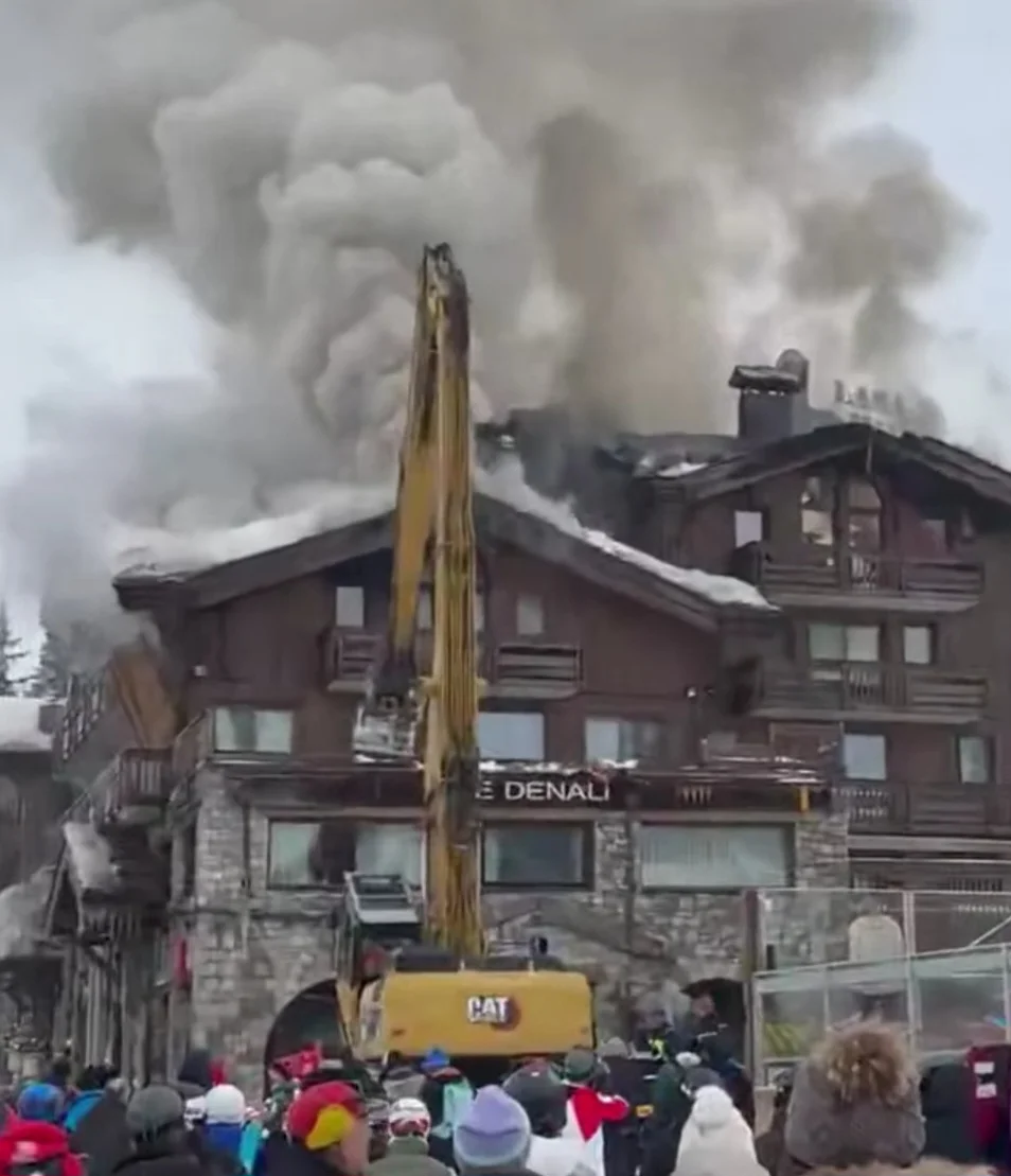 (PHOTOS) Incendie à Courchevel : secours et évacuations toujours en cours